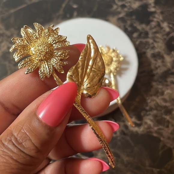 Daisy Flower Gold Earrings - Picture 9 of 16